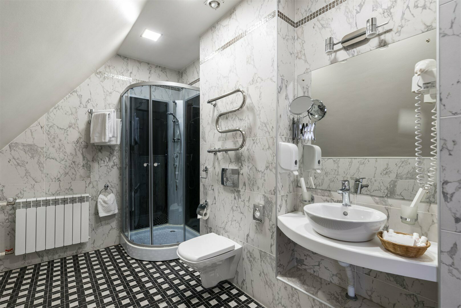 Улучшенный трёхместный номер с 1 кроватью или 2 отдельными кроватями  (с кондиционером)