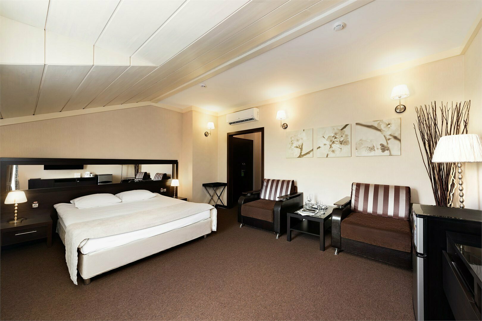 Полулюкс Мансарда двухместный с большой двуспальной кроватью