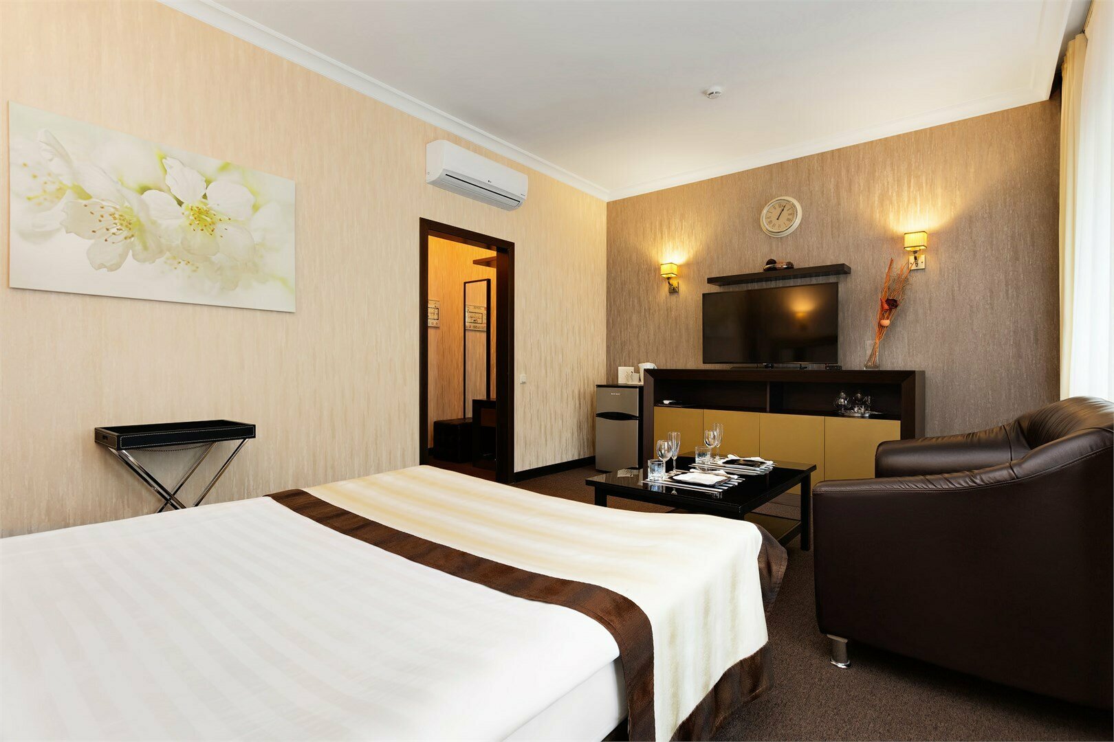 Полулюкс двухместный с большой двуспальной кроватью