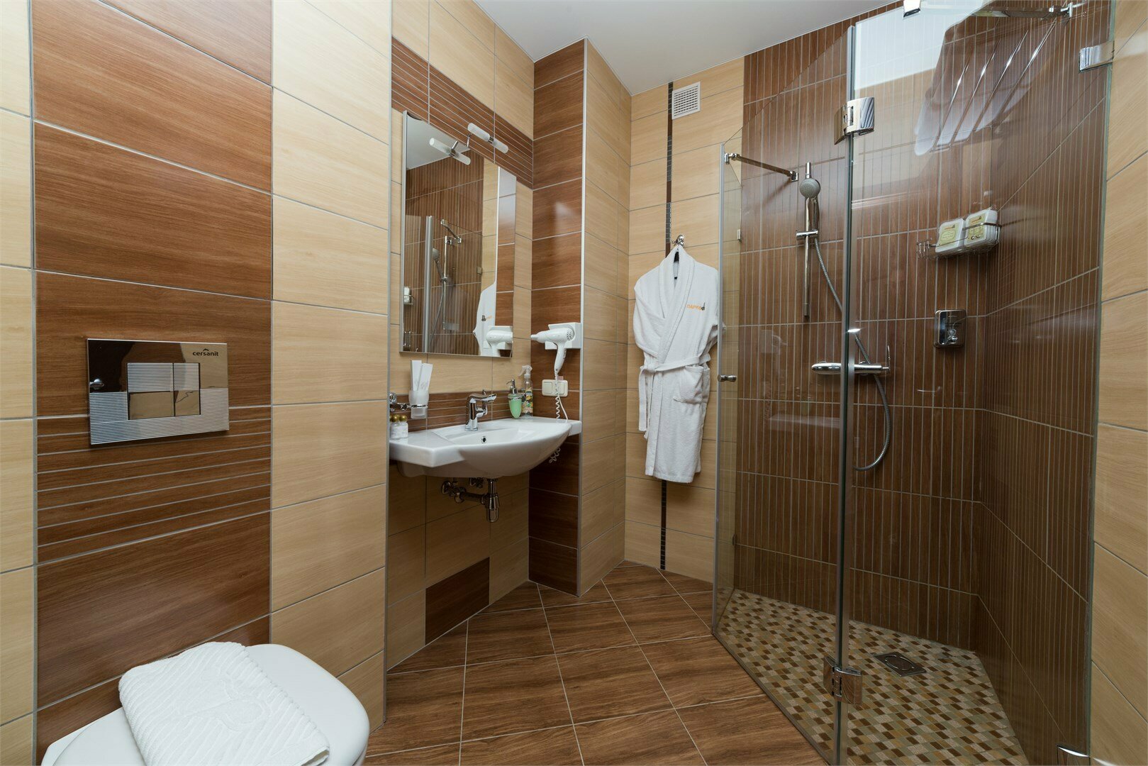 Полулюкс Мансарда двухместный с большой двуспальной кроватью