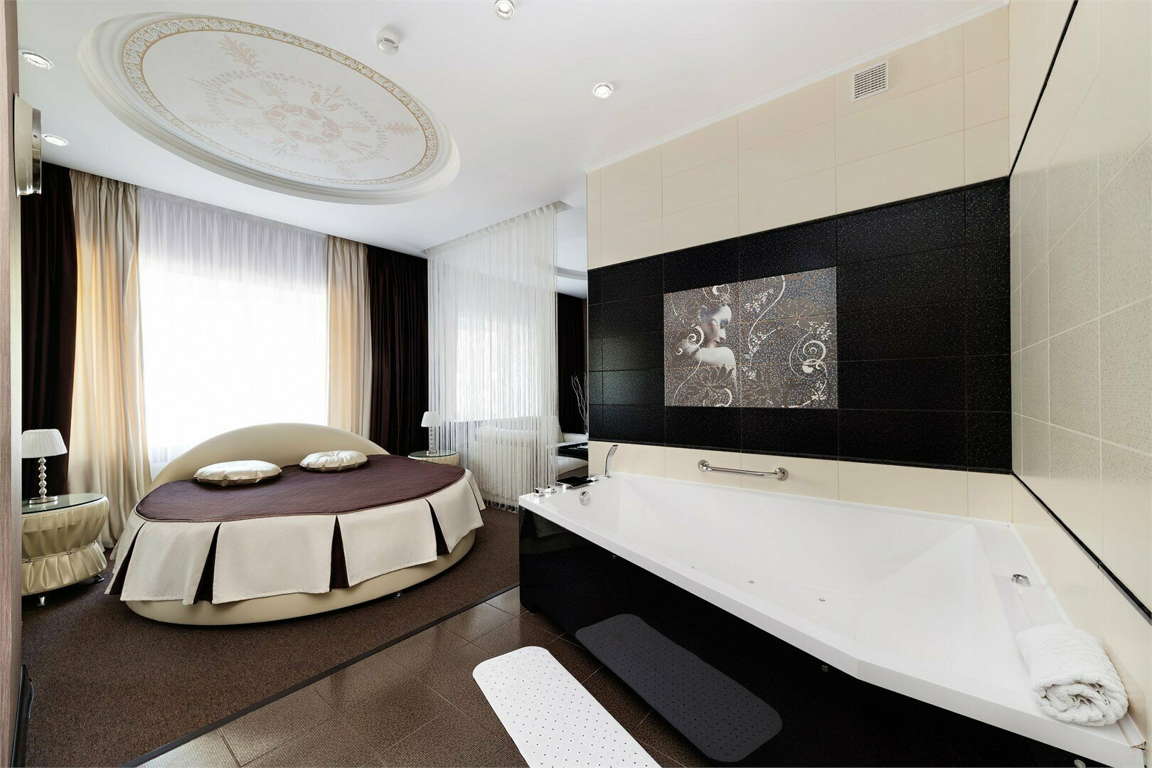 Люкс двухместный с джакузи и большой двуспальной кроватью