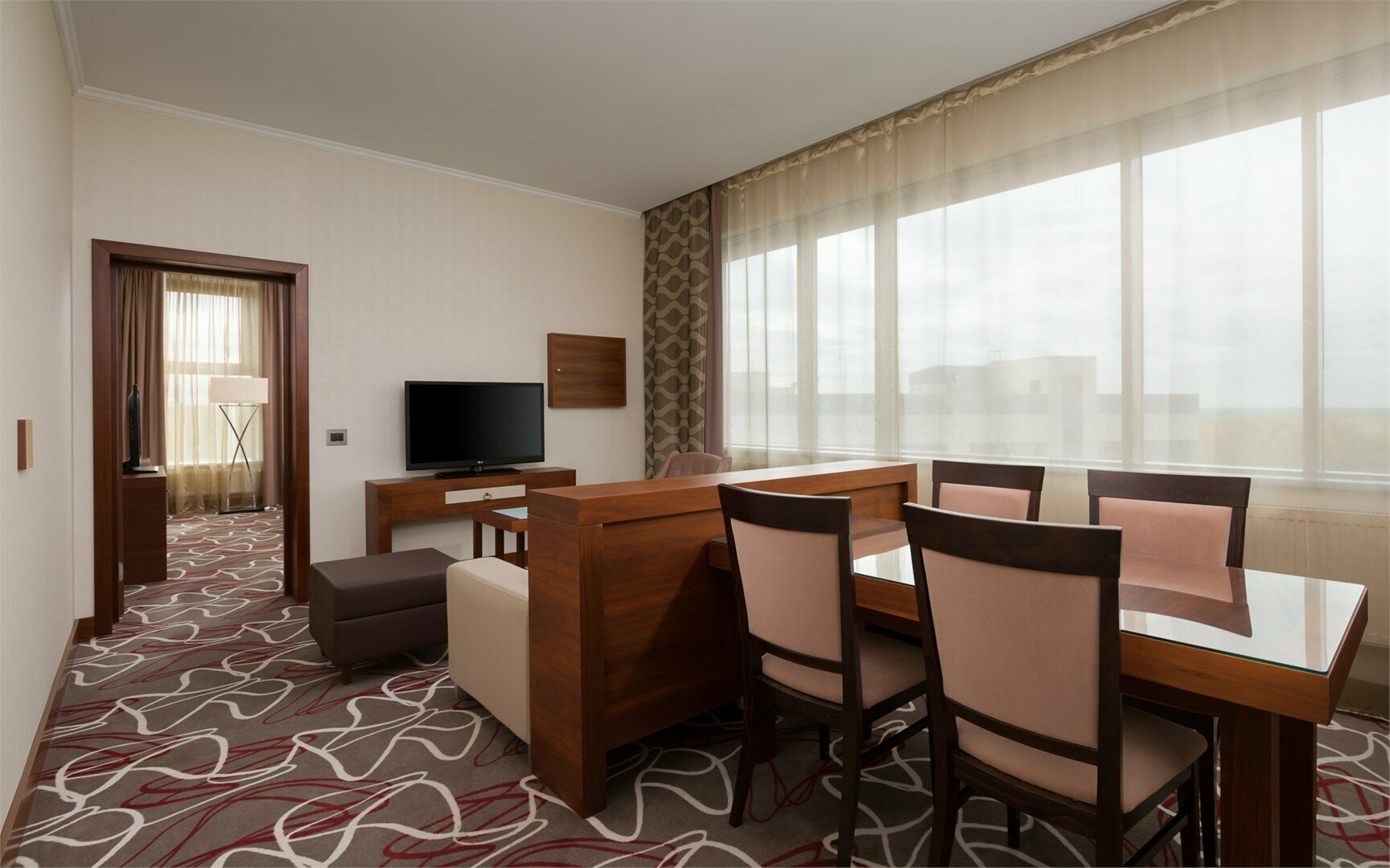 Двухкомнатный Люкс с одной большой кроватью King Size (200 см Х 200 см) и диваном кроватью (115 см Х 180 см)