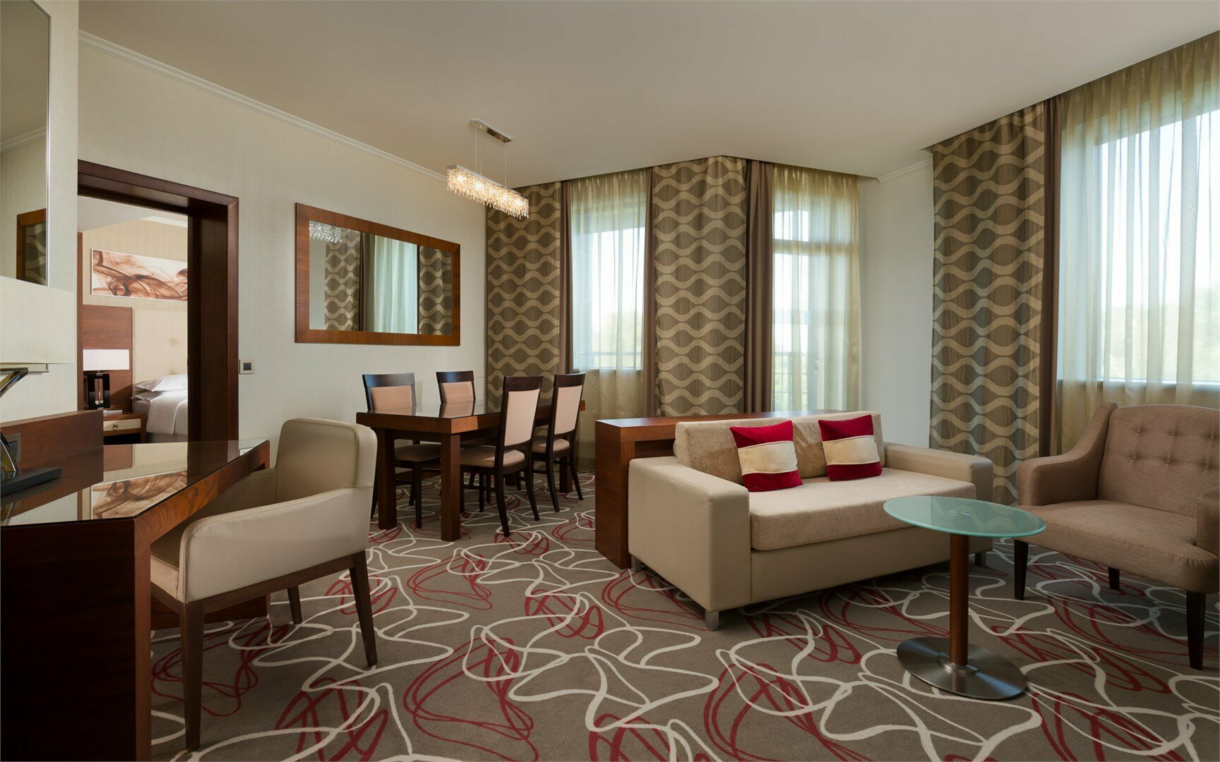 Двухкомнатный Люкс с одной большой кроватью King Size (200 см Х 200 см) и диваном кроватью (115 см Х 180 см)