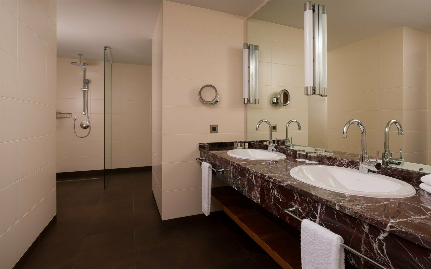 Двухкомнатный Президентский Люкс с одной большой кроватью King Size ( 200 см x 200 см),  диваном кроватью, кухней, кабинетом и джакузи