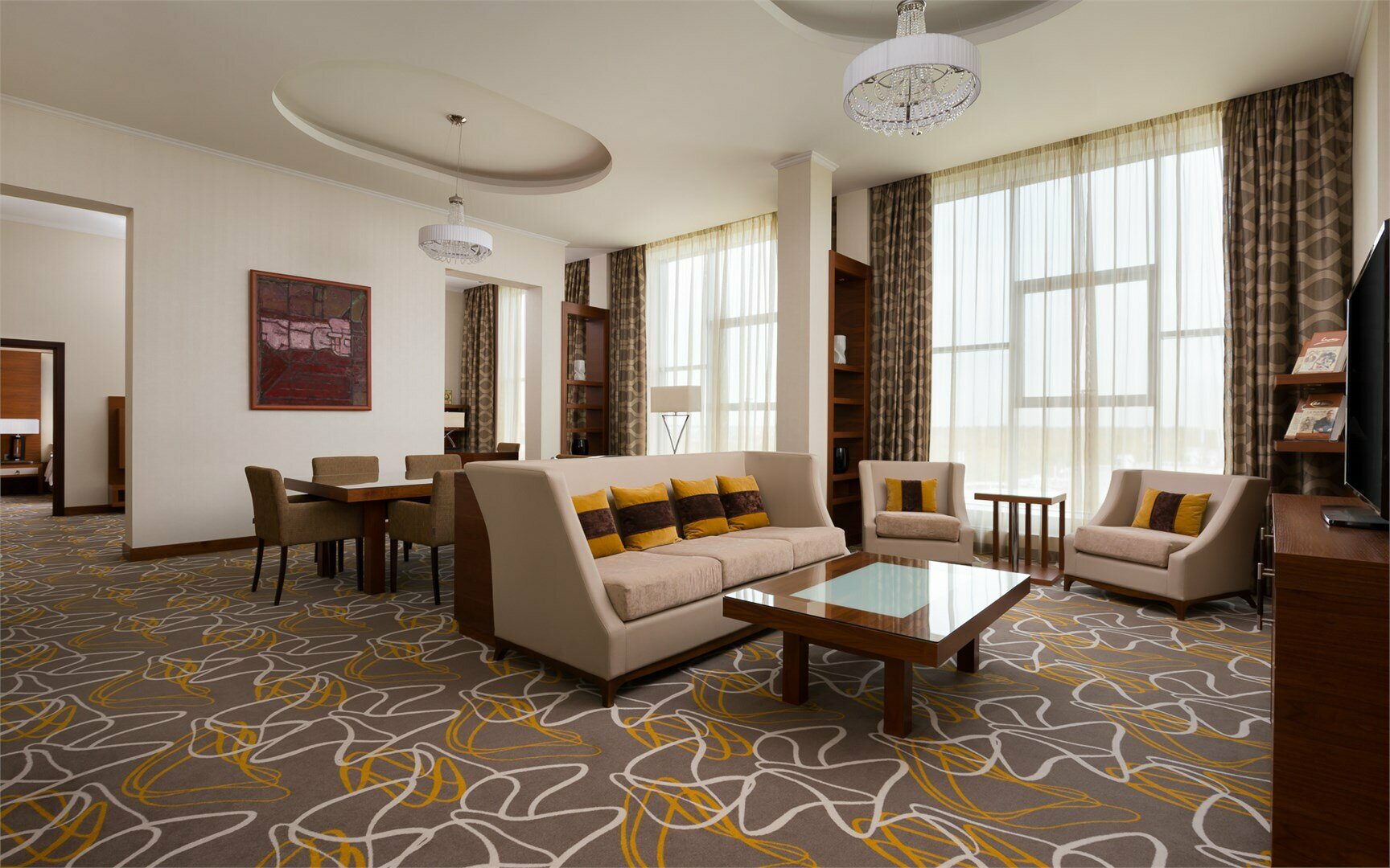 Двухкомнатный Президентский Люкс с одной большой кроватью King Size ( 200 см x 200 см),  диваном кроватью, кухней, кабинетом и джакузи