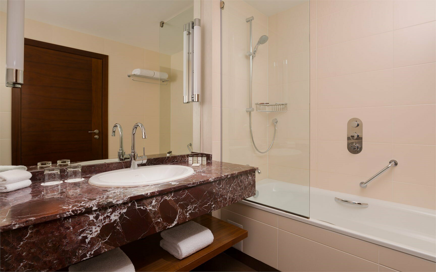 Классический Трёхместный номер с кроватями Queen Size (120 см Х 200 см) и дополнительным местом