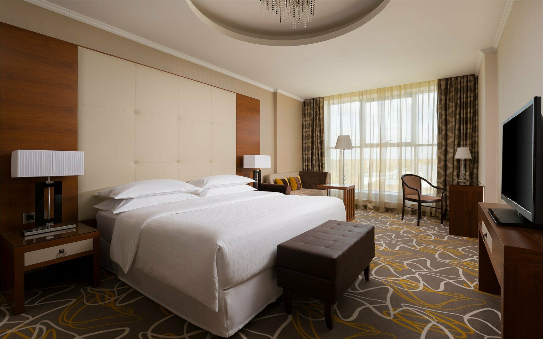 Двухкомнатный Представительский люкс с кроватью King Size (200 см х 200 см), диваном кроватью (115 см х 180 см), джакузи