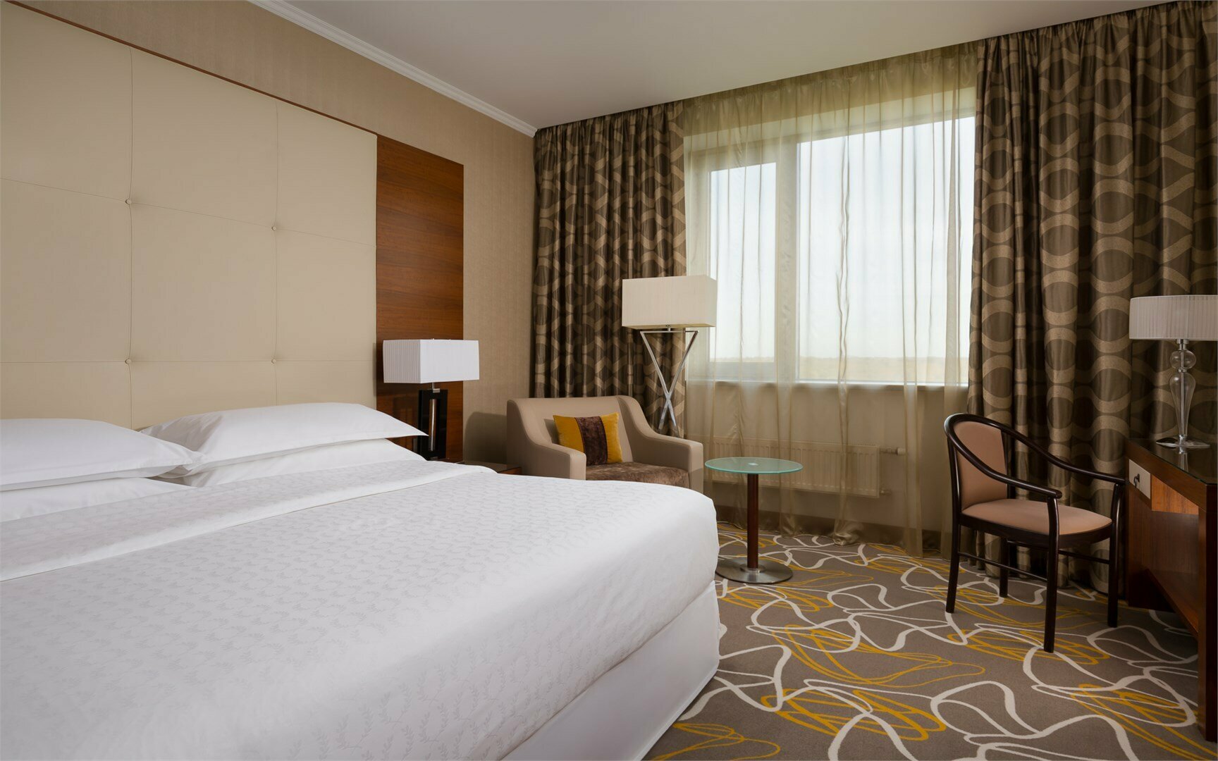 Двухкомнатный Президентский Люкс с одной большой кроватью King Size ( 200 см x 200 см),  диваном кроватью, кухней, кабинетом и джакузи