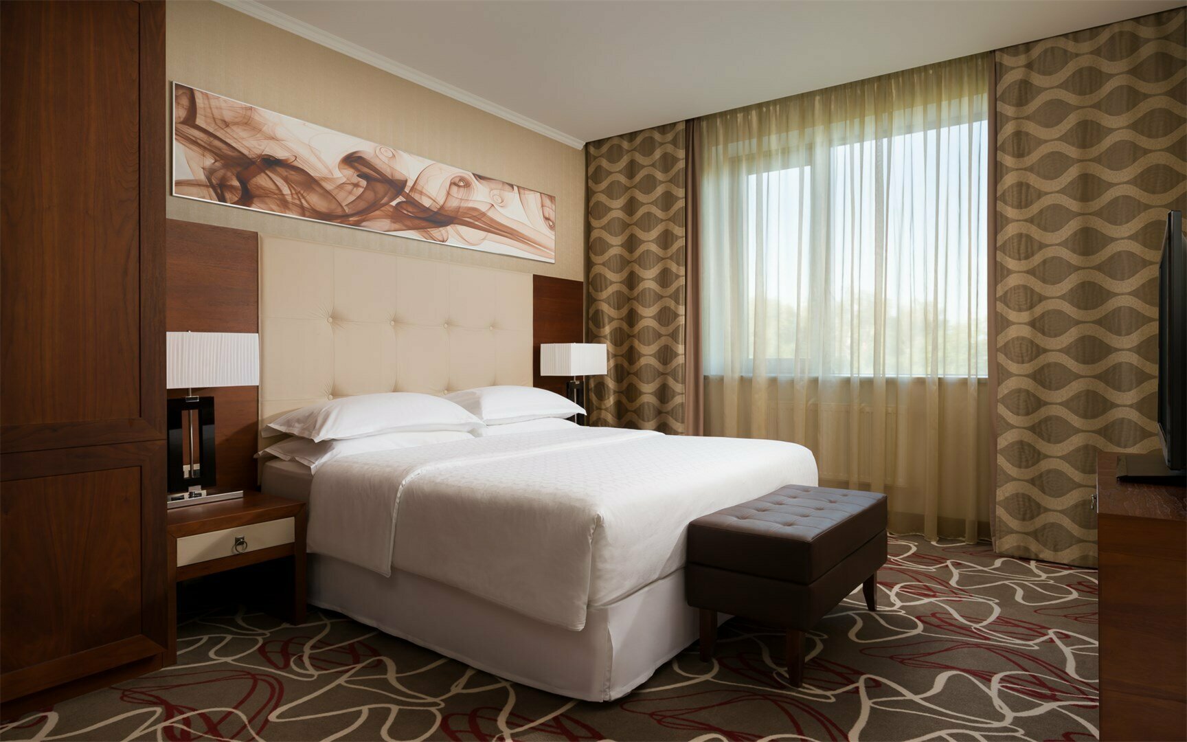 Двухкомнатный Люкс с одной большой кроватью King Size (200 см Х 200 см) и диваном кроватью (115 см Х 180 см)