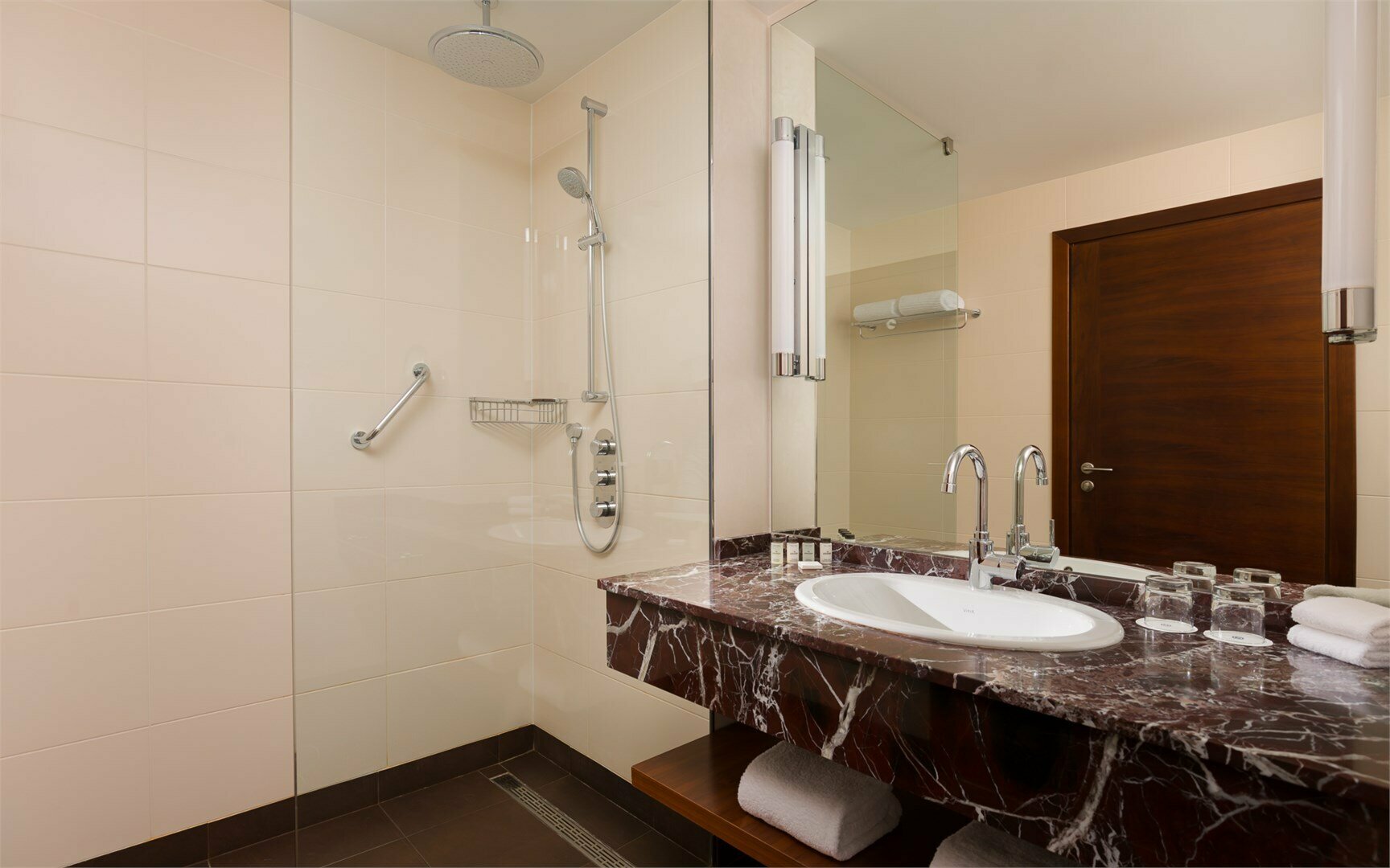 Супериор семейный номер с одной большой кроватью King Size (200 см Х 200 см) и диваном-кроватью (115 см Х 180 см)