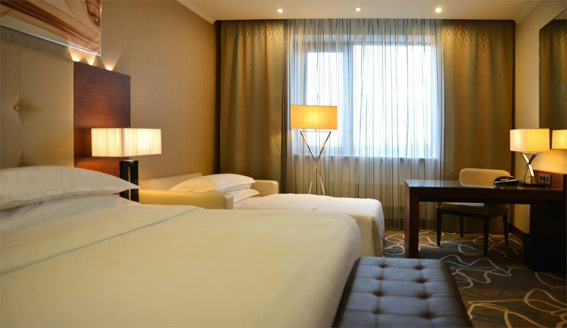 Супериор семейный номер с одной большой кроватью King Size (200 см Х 200 см) и диваном-кроватью (115 см Х 180 см)