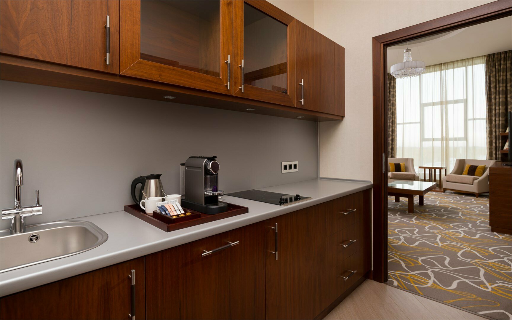 Двухкомнатный Президентский Люкс с одной большой кроватью King Size ( 200 см x 200 см),  диваном кроватью, кухней, кабинетом и джакузи