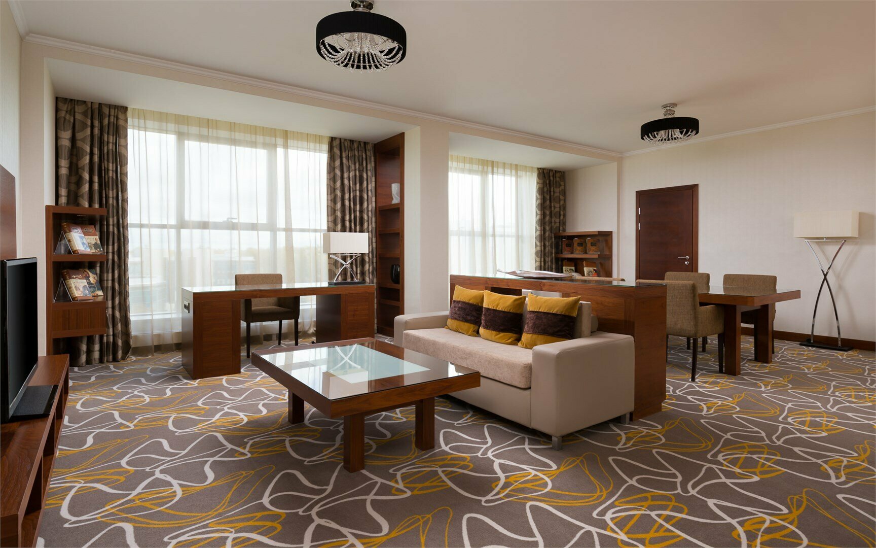 Двухкомнатный Представительский люкс с кроватью King Size (200 см х 200 см), диваном кроватью (115 см х 180 см), джакузи