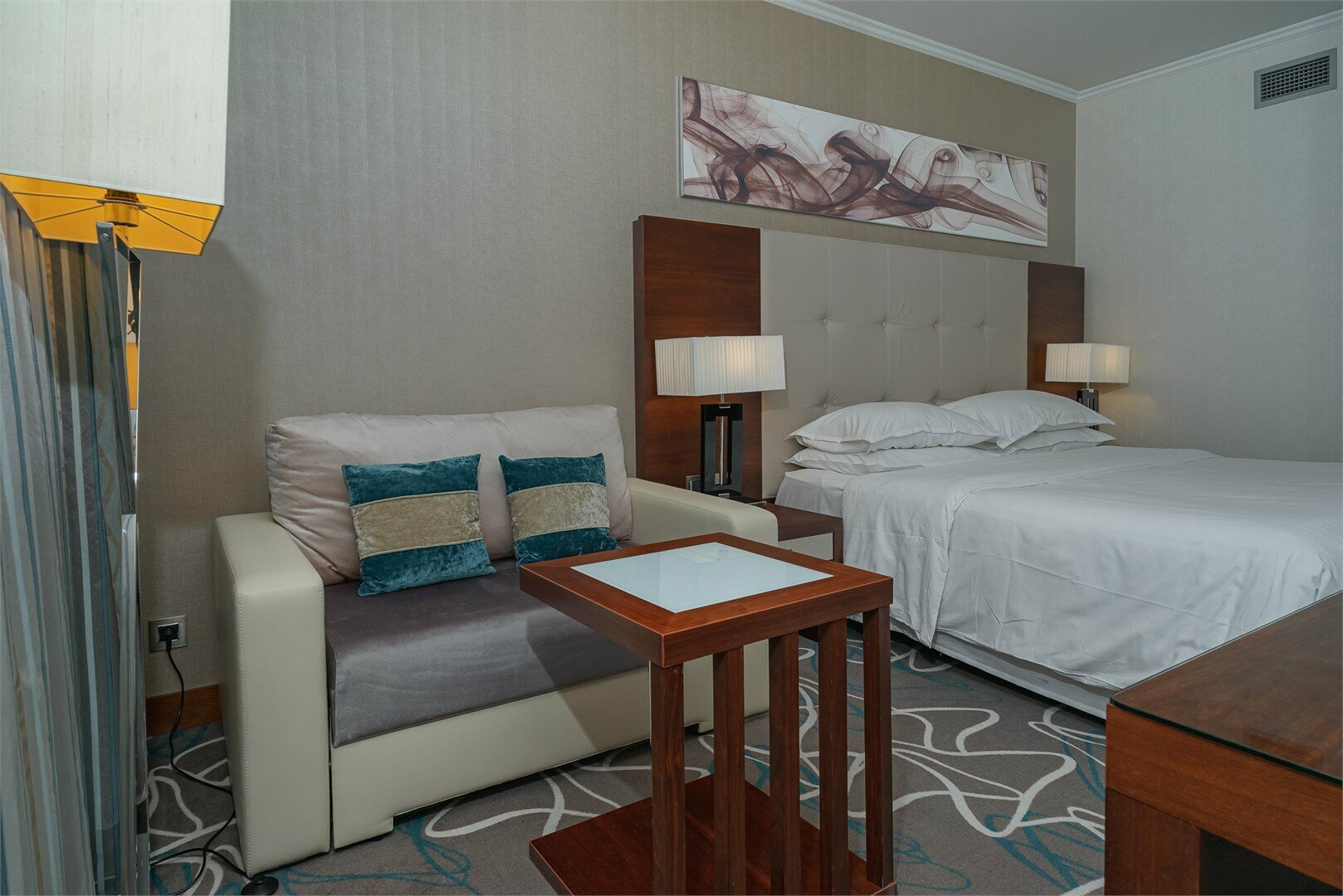 Супериор семейный номер с одной большой кроватью King Size (200 см Х 200 см) и диваном-кроватью (115 см Х 180 см)