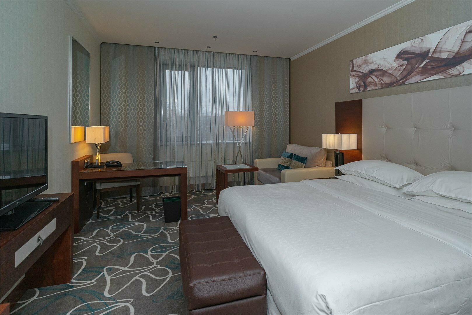 Супериор семейный номер с одной большой кроватью King Size (200 см Х 200 см) и диваном-кроватью (115 см Х 180 см)