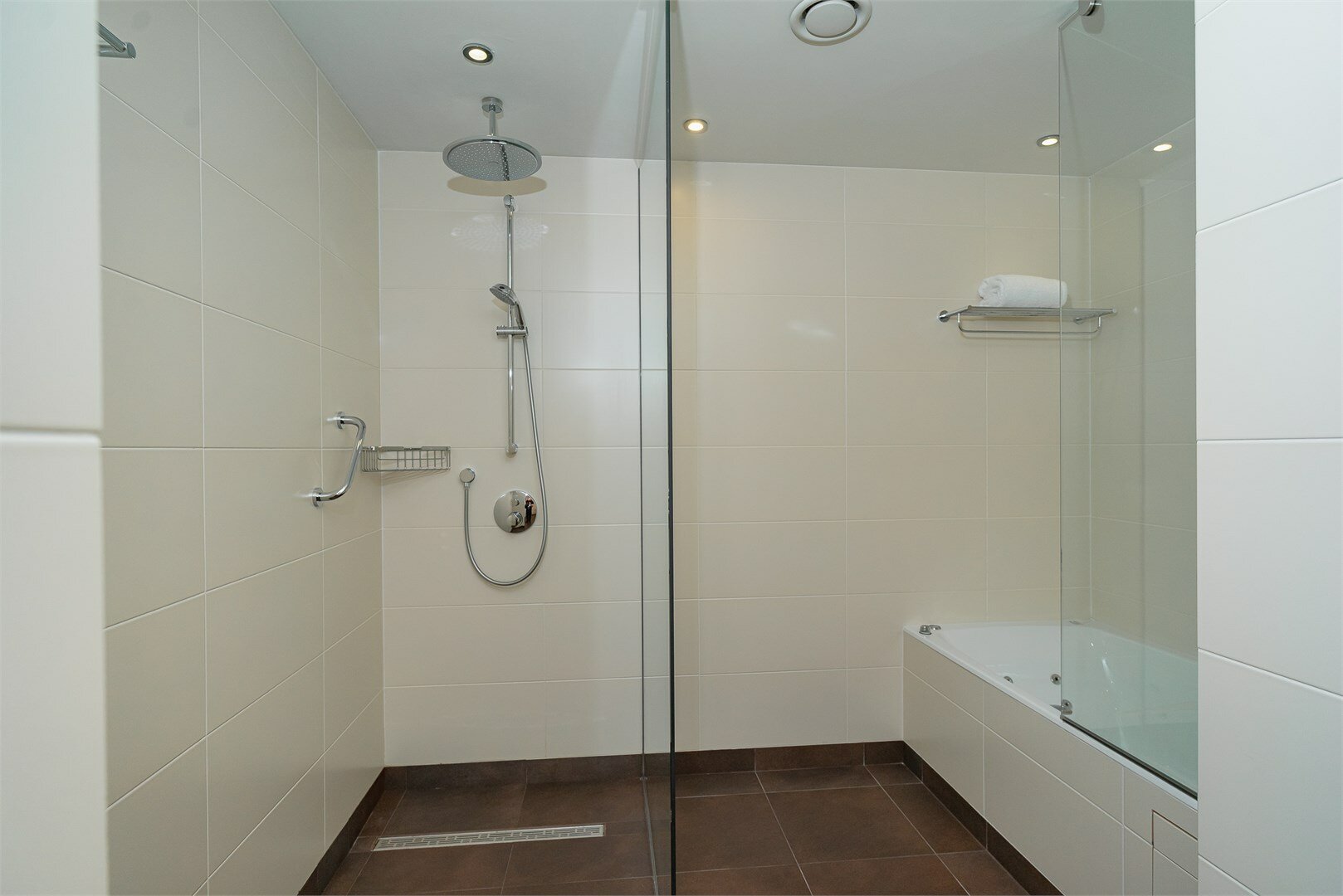 Двухкомнатный Президентский Люкс с одной большой кроватью King Size ( 200 см x 200 см),  диваном кроватью, кухней, кабинетом и джакузи