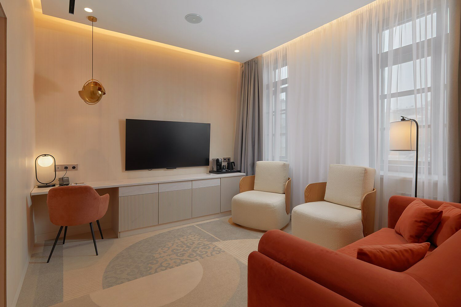 Двухкомнатный люкс с большой кроватью и диваном