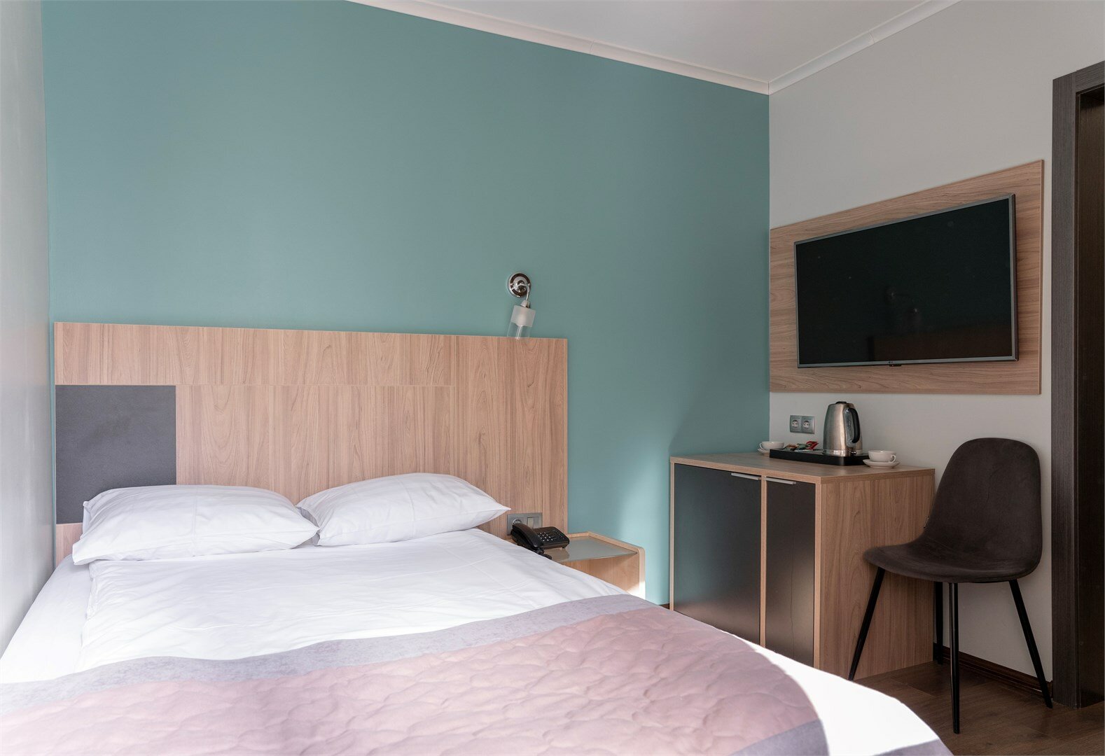 Стандартный 2-местный номер с полутороспальной кроватью(номер первой категории)