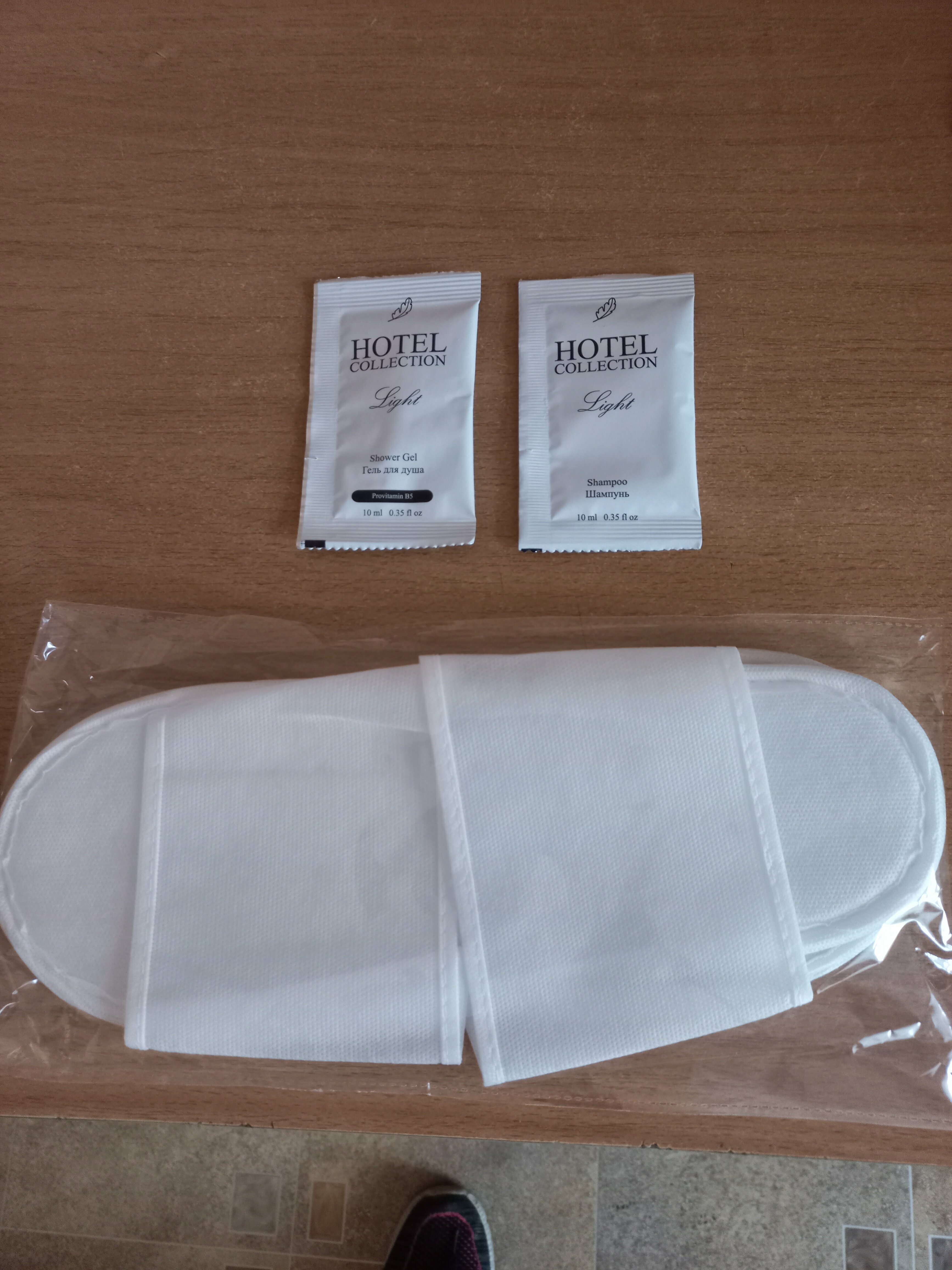 Односпальная кровать в общем номере для мужчин с общей ванной комнатой.