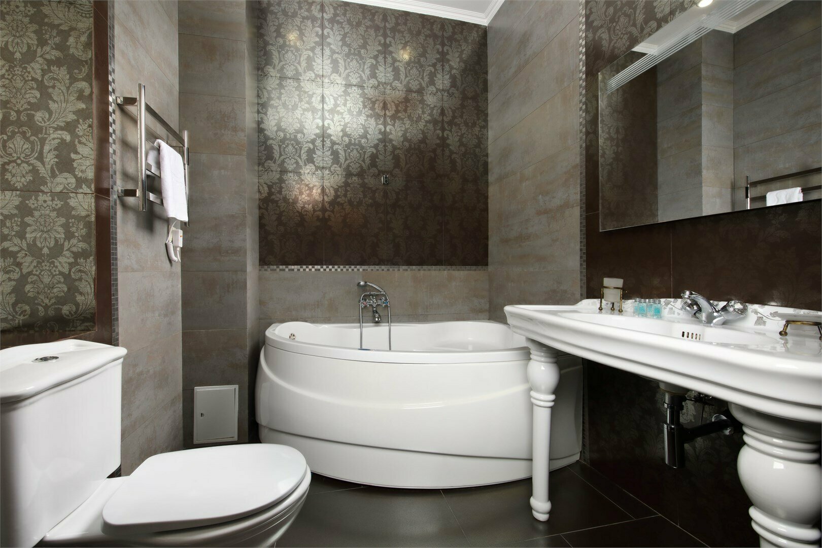 ДЕЛЮКС ПРЕЗИДЕНТСКИЙ С БАЛКОНОМ И ВИДОМ НА ГОРЫ (№9)