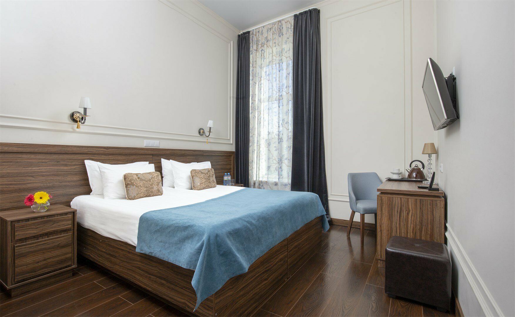 Номер комфорт с видом на Фонтанку (ремонт фасада)