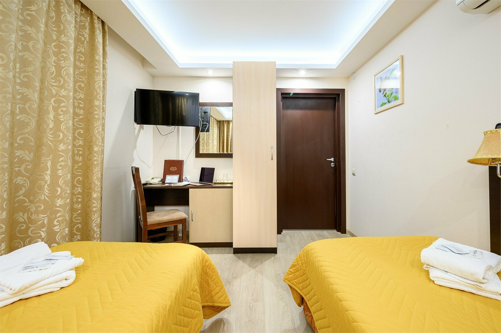 Двухместный номер с 2 отдельными кроватями и общей ванной комнатой