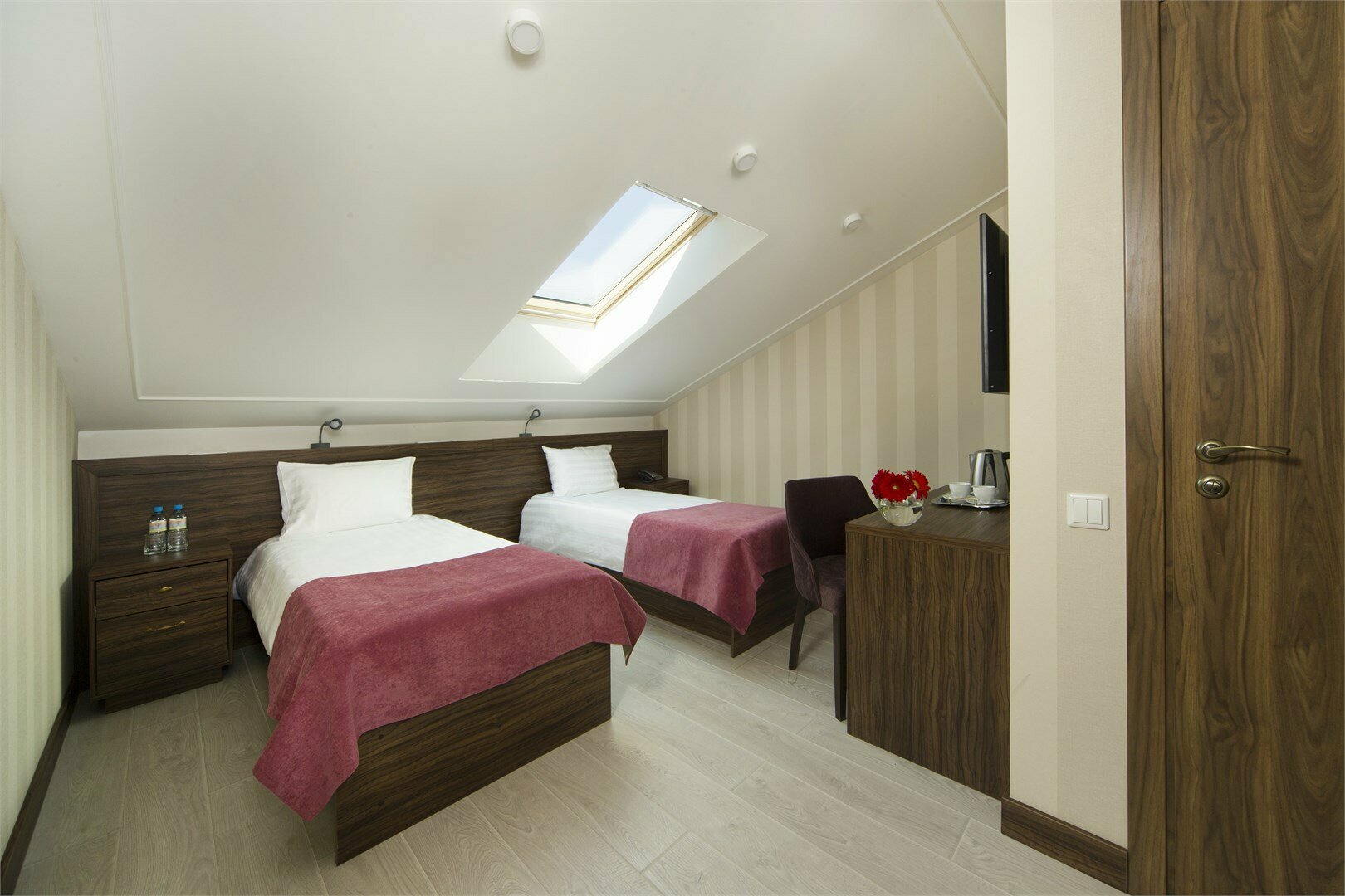 Небесный номер с мансардным окном