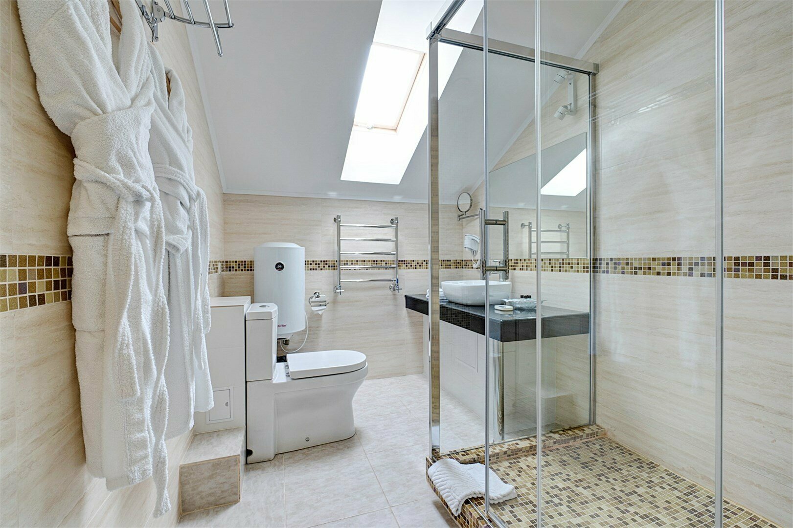 Номер первой категории "двухместный стандарт с большой кроватью" в мансарде