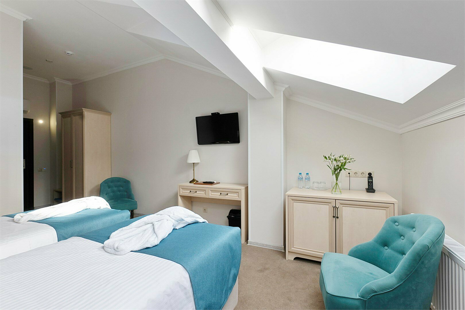 Номер первой категории "двухместный стандарт с 2 кроватями" в мансарде