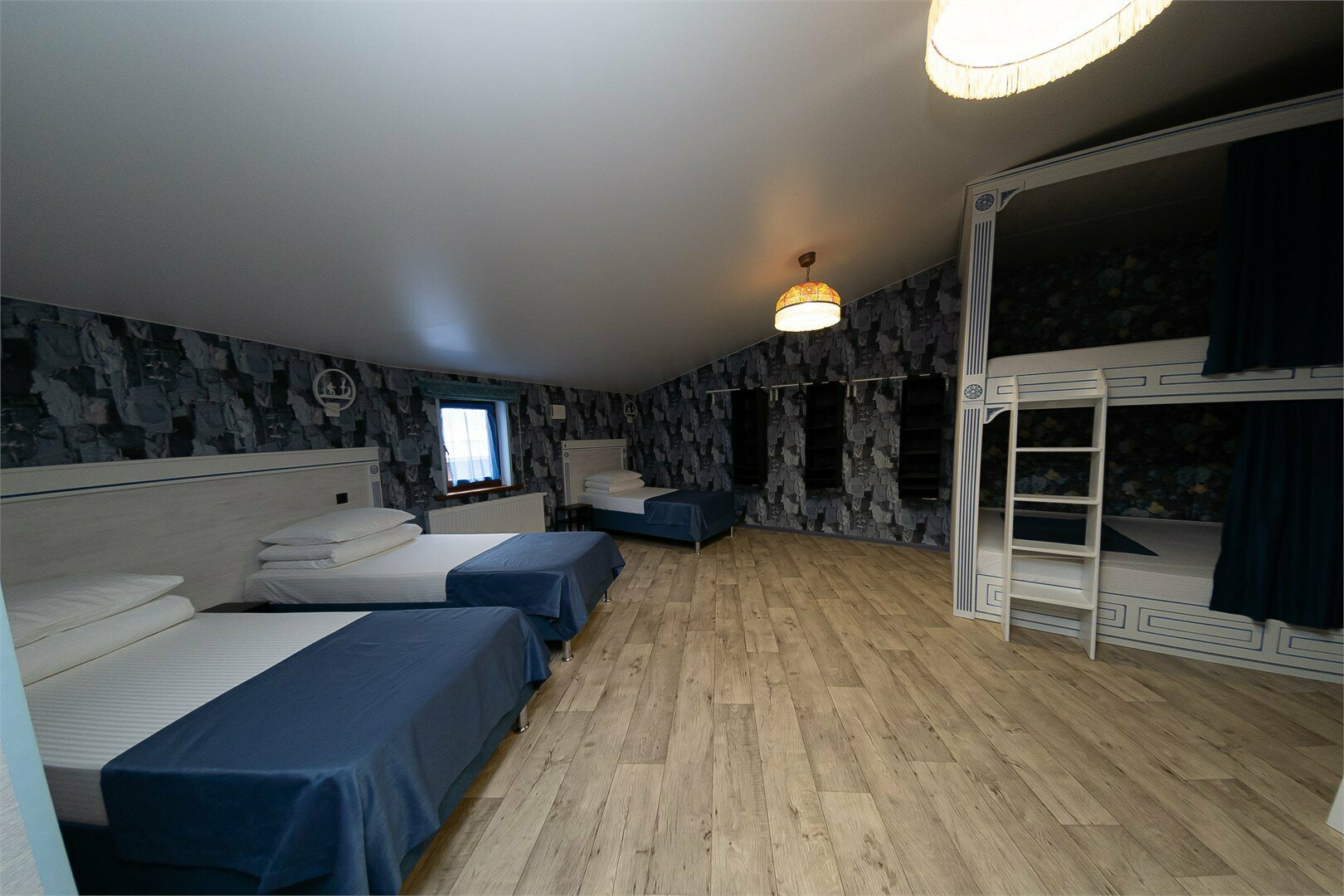 Односпальные и двухъярусные кровати в 8-местном номере №9 для мужчин