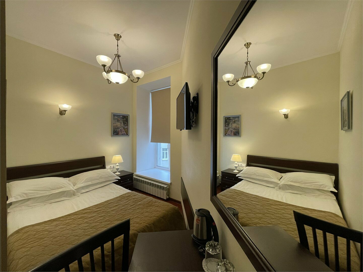 НЕБОЛЬШОЙ СТАНДАРТ с двуспальной кроватью, видом на Невский проспект/тихий дворик/уютными мансардными окнами