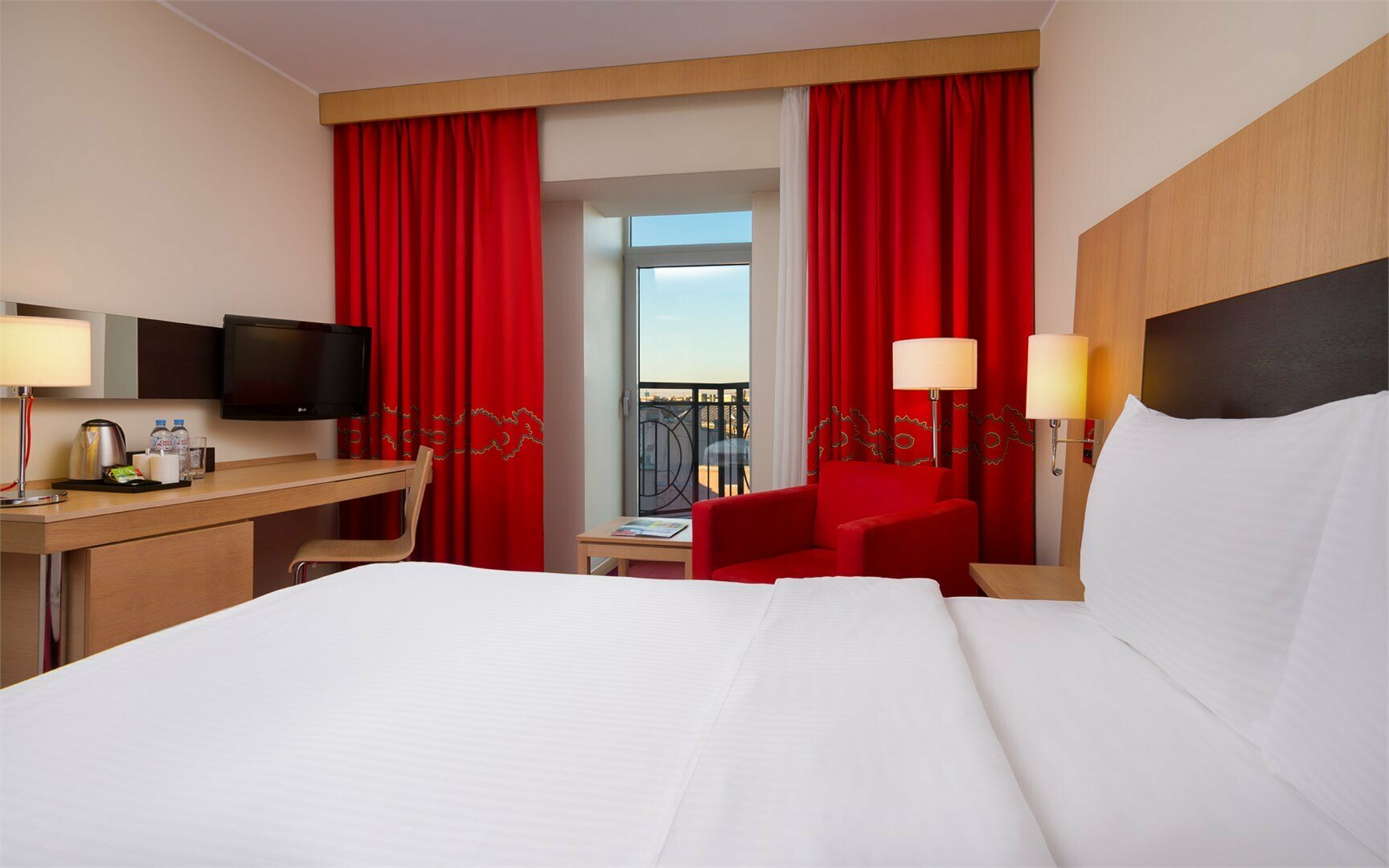 Улучшенный с балконом и видом на город