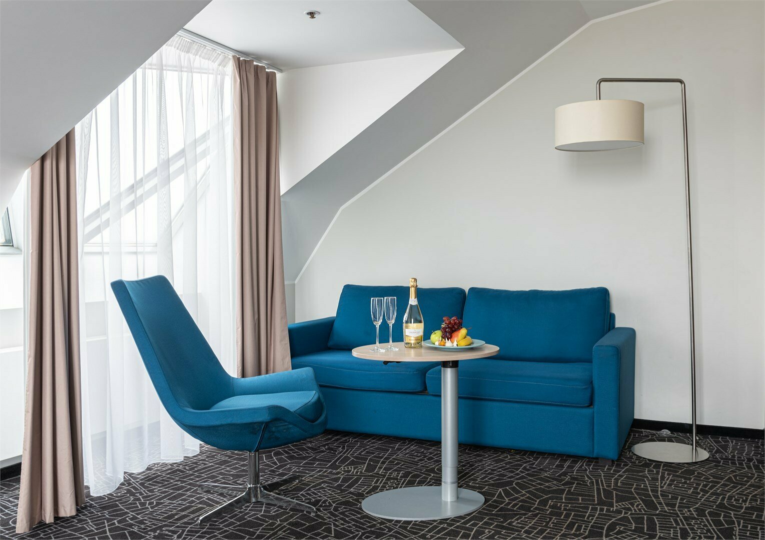 Полулюкс с одной большой двуспальной кроватью