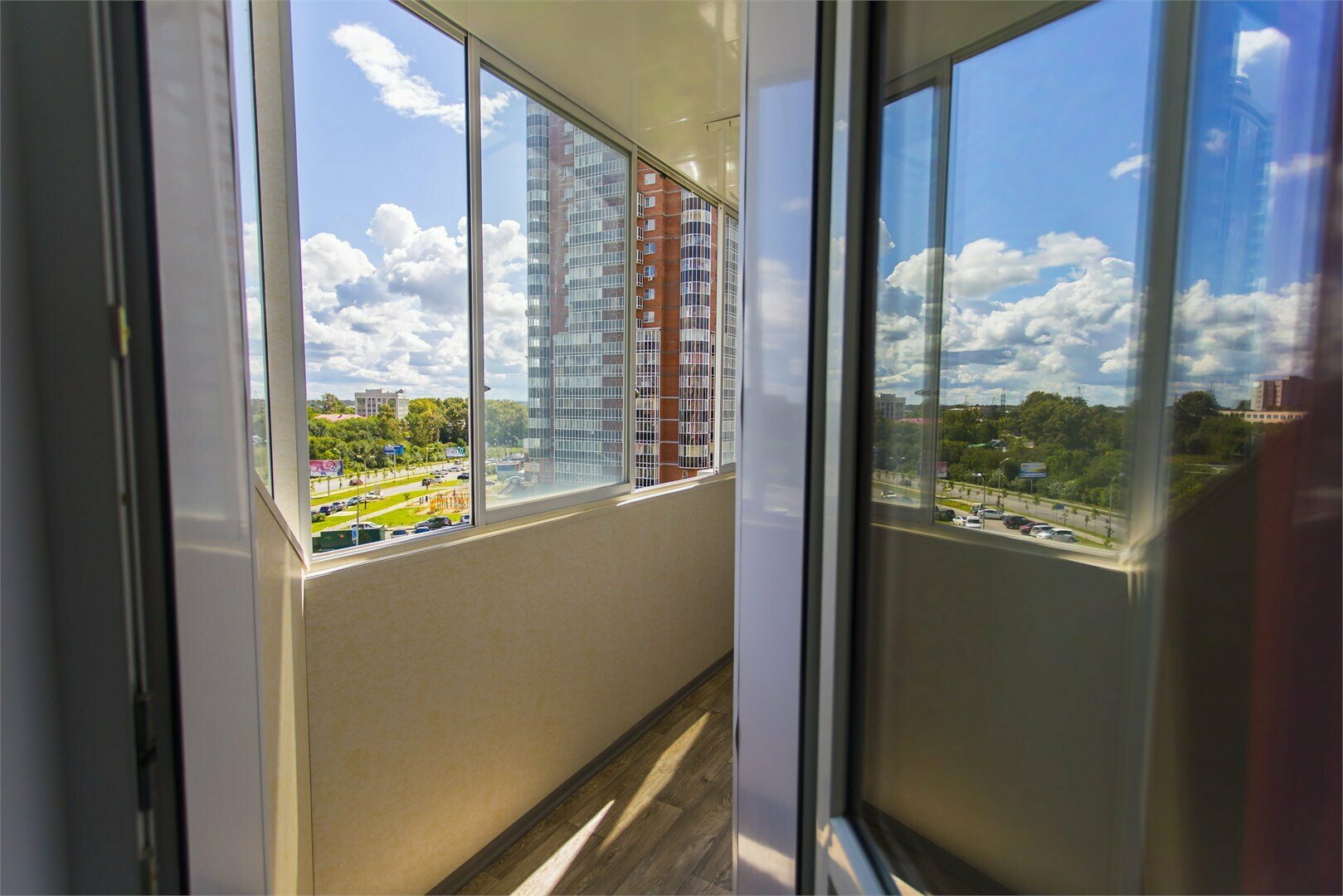 Жилая комната с балконом и общим санузлом С19-91 (Silver,Red)