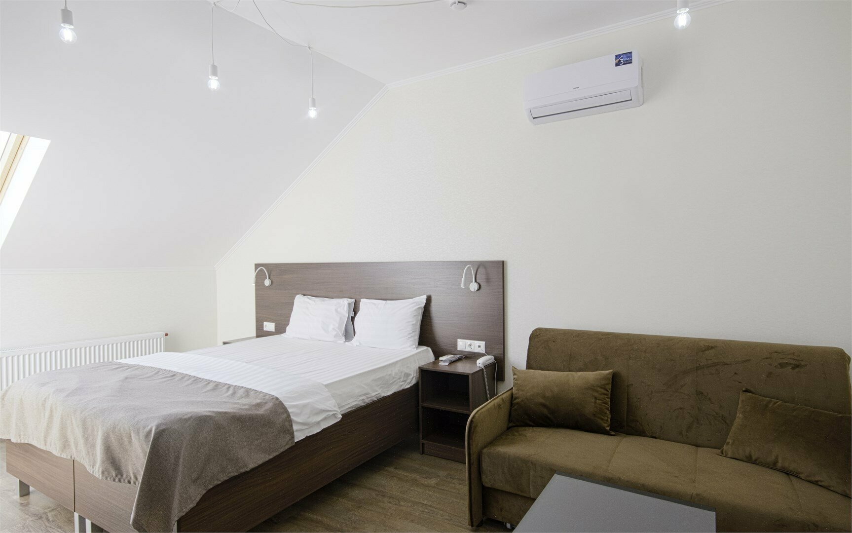 Семейный номер с видом на озеро