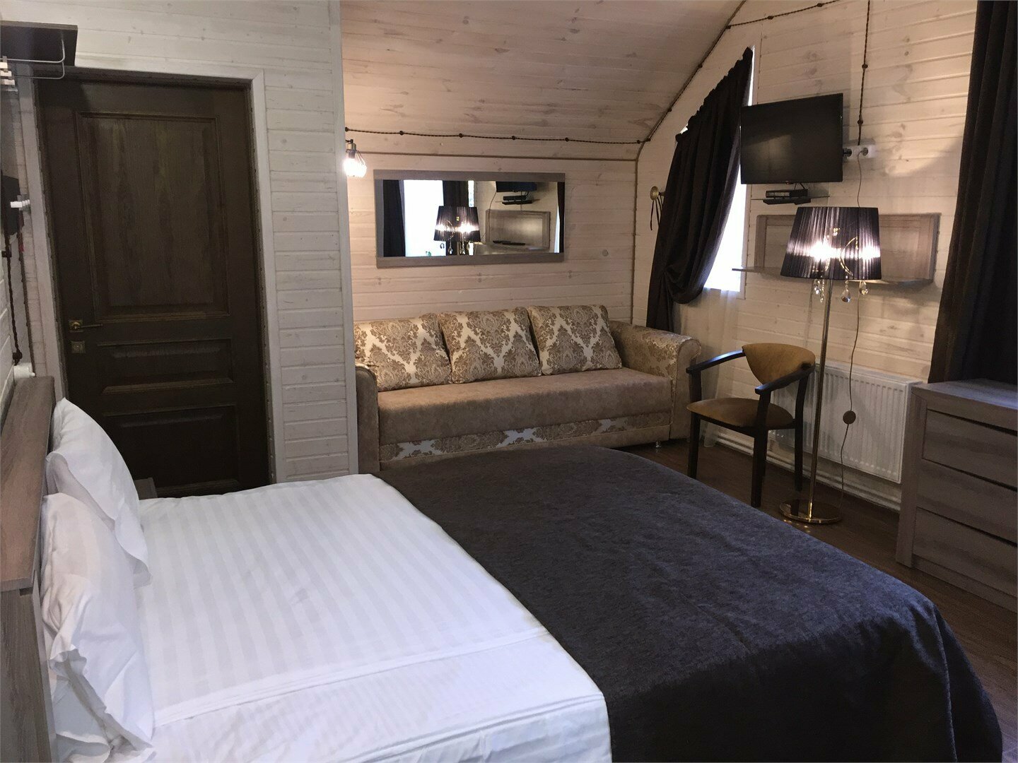 ЛЮКС с большой двуспальной кроватью