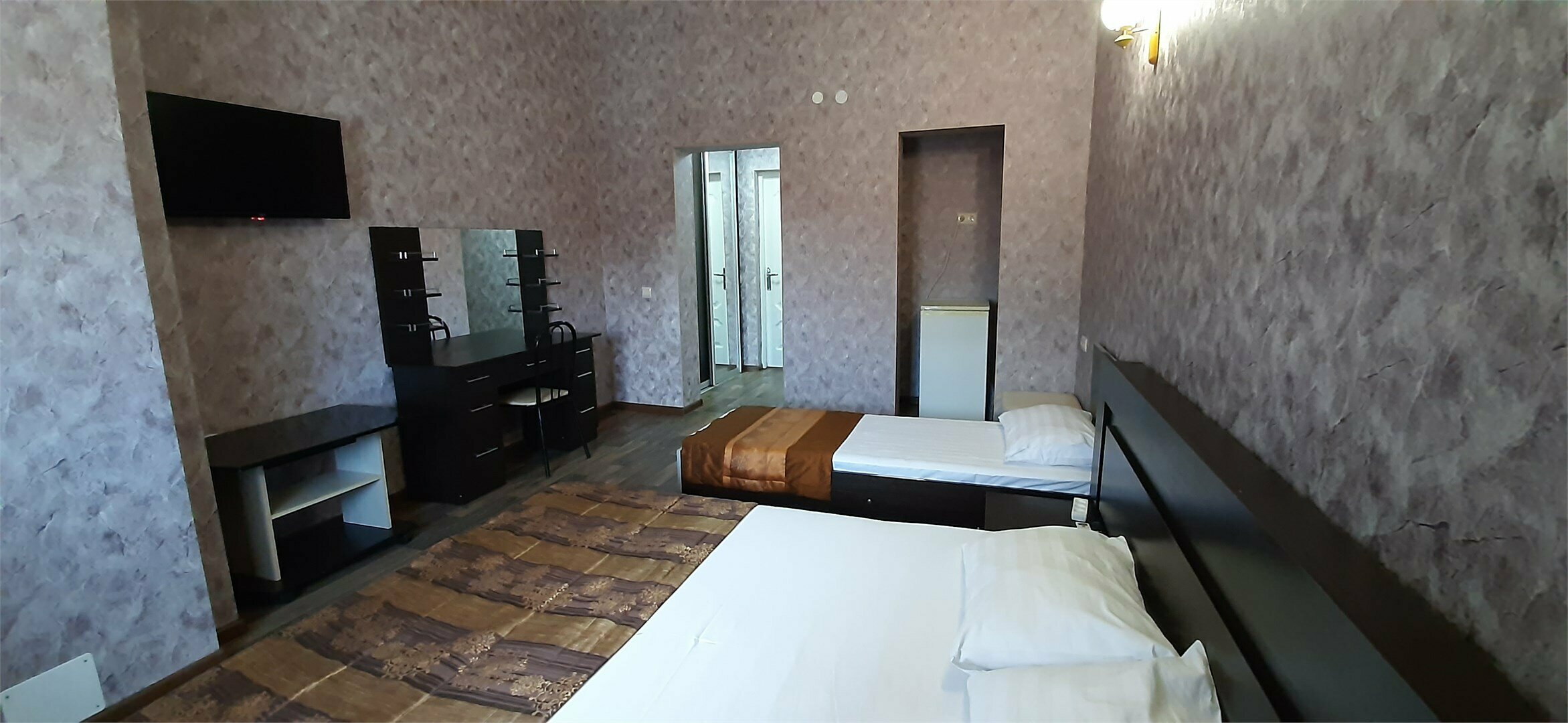 Стандарт трехместный с двуспальной и односпальной кроватями