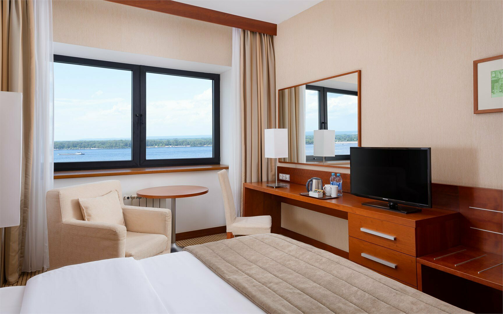 Стандартный номер с кроватью king size с видом на Волгу