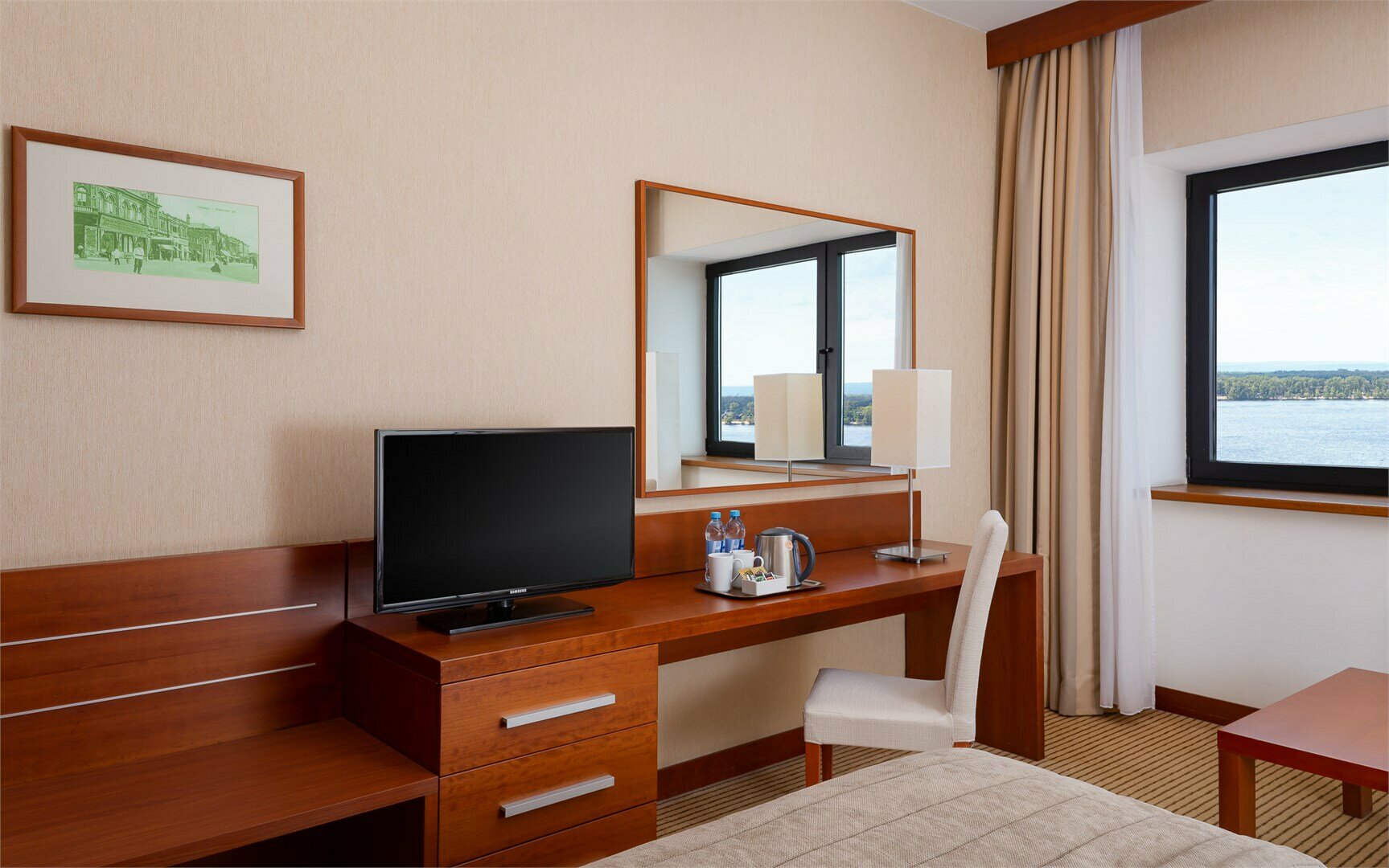 Стандартный номер с кроватью queen size и диваном с видом на Волгу