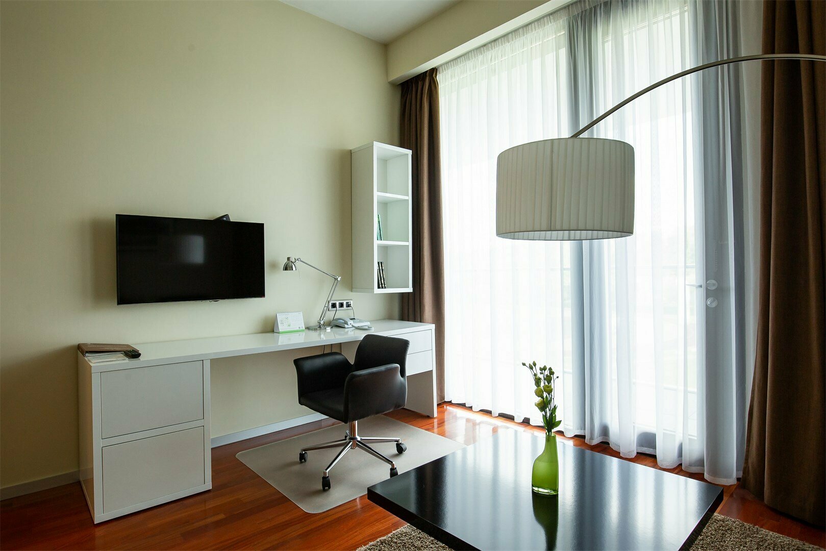 Люкс с одной большой кроватью