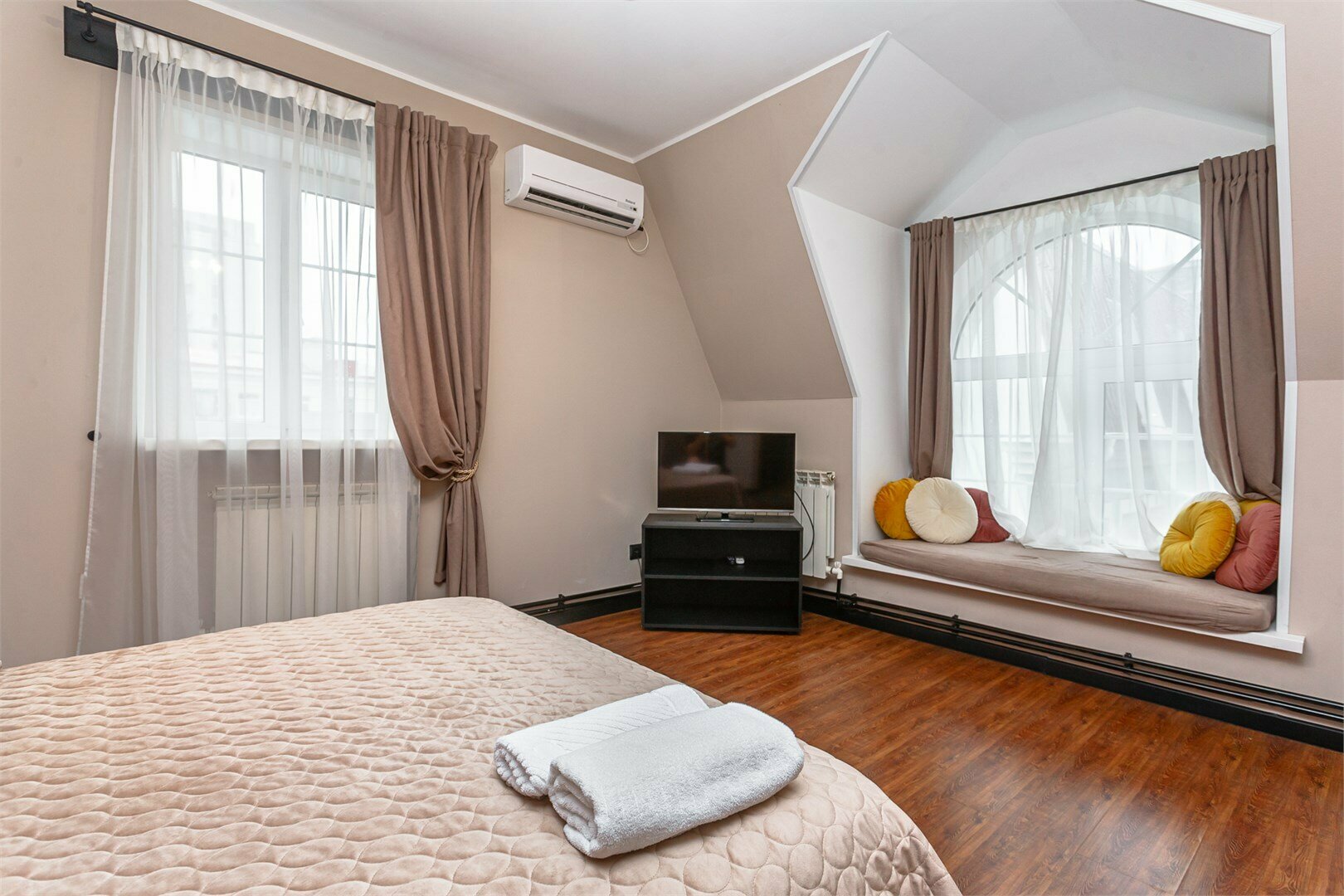 ОДНОМЕСТНЫЙ НОМЕР С СОБСТВЕННЫМ ОТДЕЛЬНЫМ САН УЗЛОМ