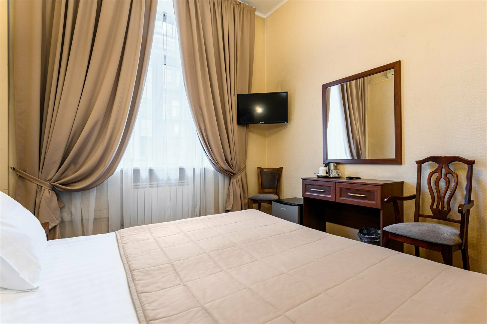 Улучшенный номер с 1 кроватью кинг-сайз , раскладным креслом и ванной, вид на улицу