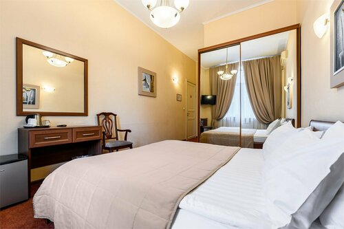 Улучшенный номер с 1 кроватью кинг-сайз , раскладным креслом и ванной, вид на улицу в Соло Прима