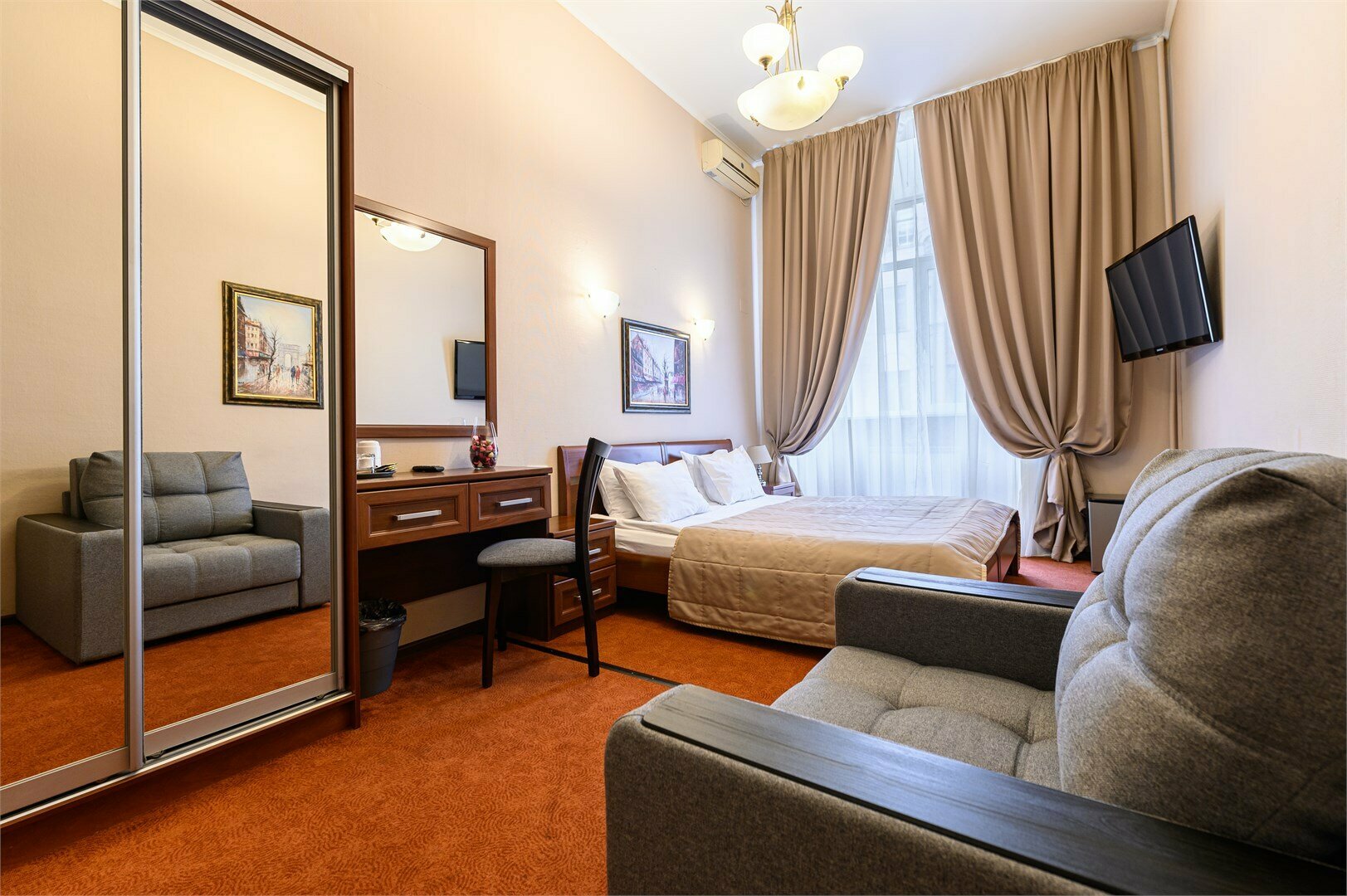 Семейный номер с 1 или 2 кроватями, кресло-кровать, вид на улицу