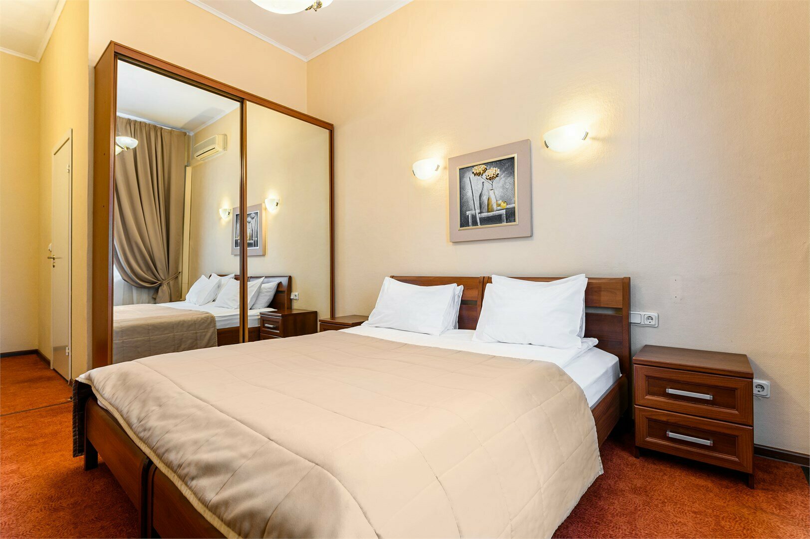 Улучшенный номер с 1 кроватью кинг-сайз , раскладным креслом и ванной, вид на улицу