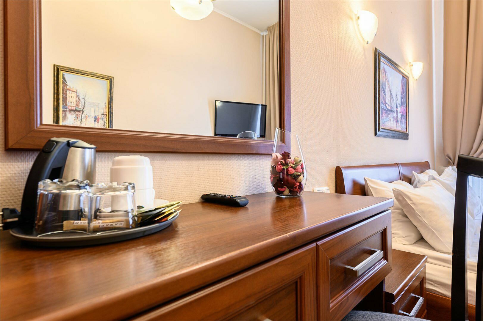 Семейный номер с 1 или 2 кроватями, кресло-кровать, вид на улицу