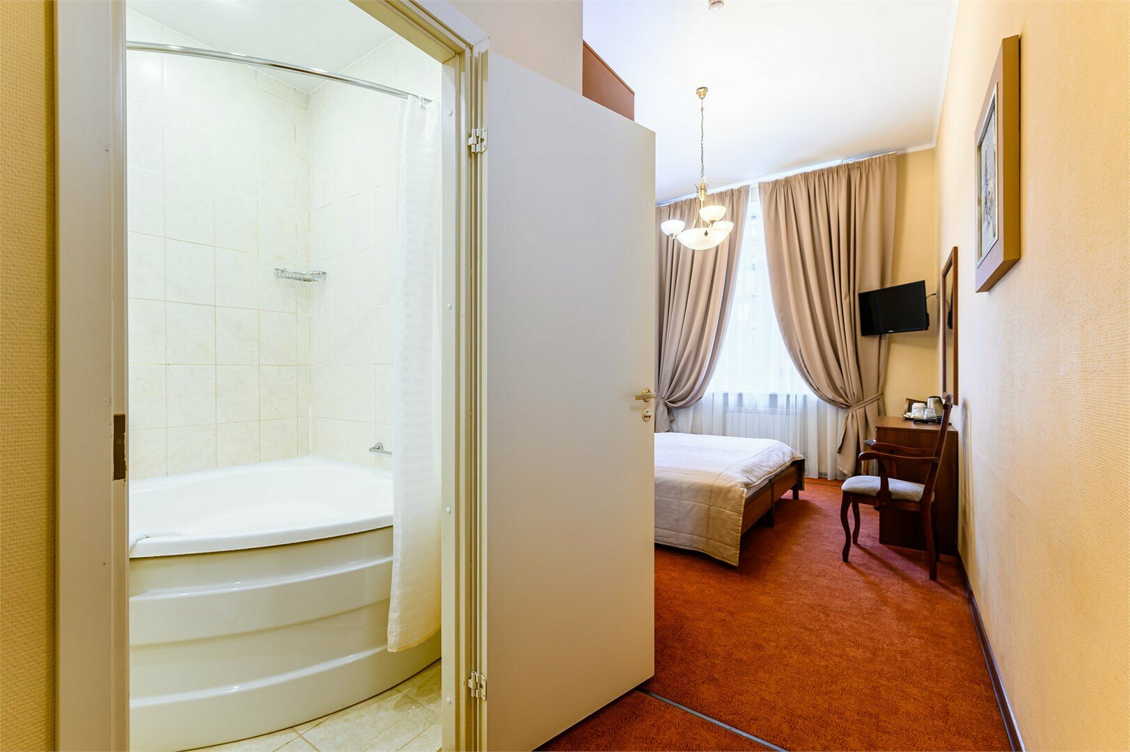 Улучшенный номер с 1 кроватью кинг-сайз , раскладным креслом и ванной, вид на улицу