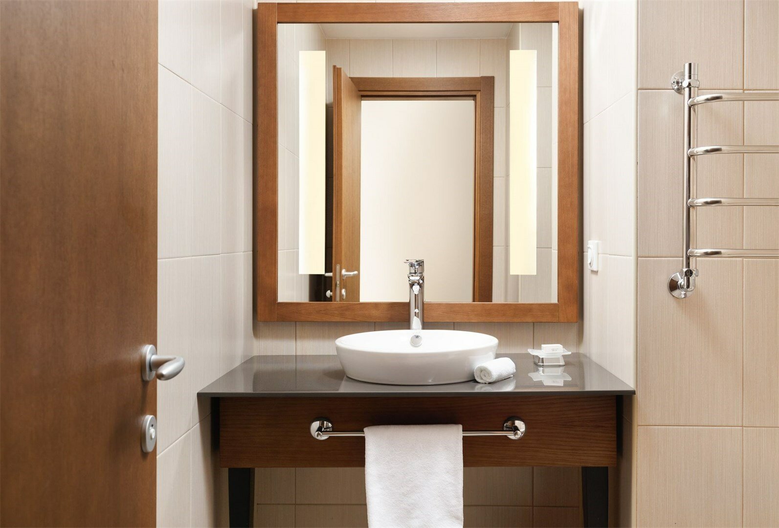 Стандартный двухместный номер с одной большой кроватью (с балконом)