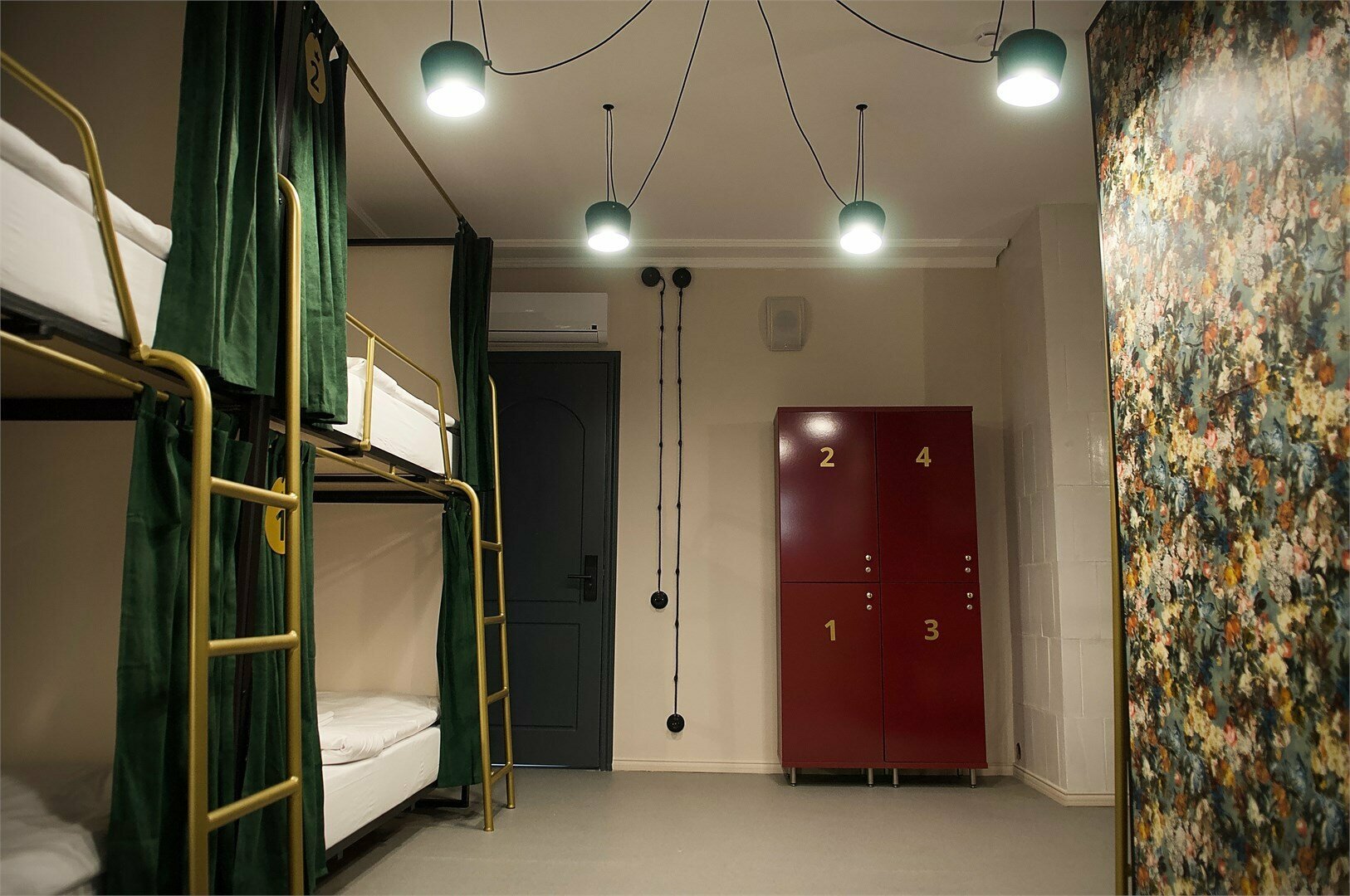 Кровать в общем 8-местном номере для мужчин и женщин