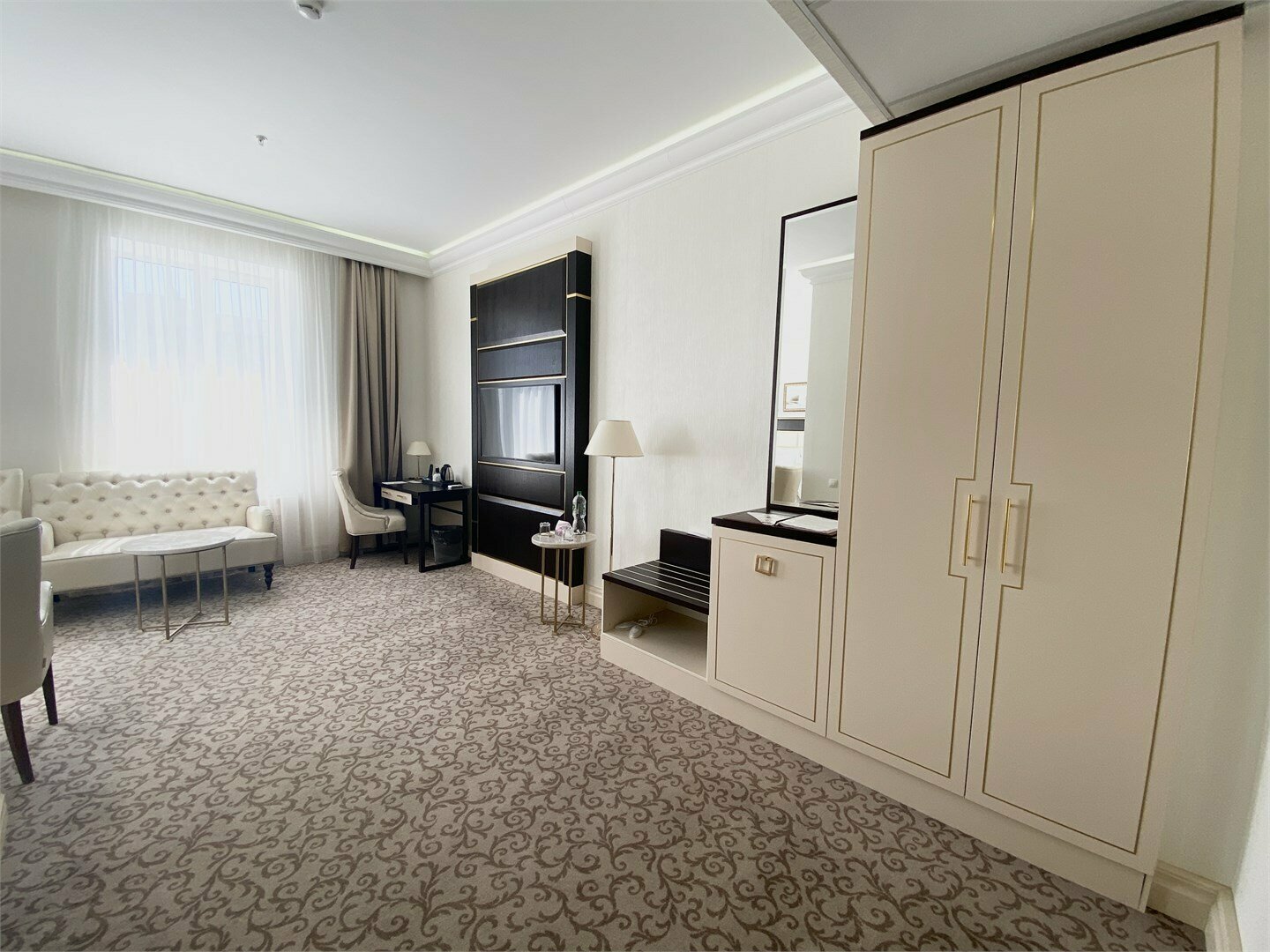 Джуниор Сюит